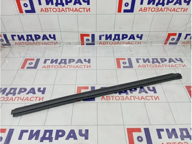Уплотнитель стекла переднего правого Mercedes-Benz GL-класс A1667250465