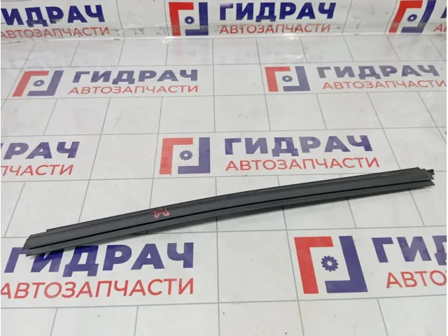 Уплотнитель стекла заднего правого Mercedes-Benz GL-класс A1667352400