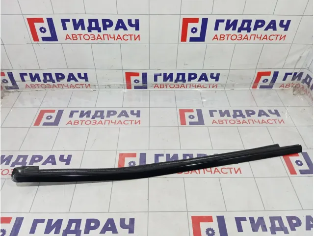 Накладка стекла глухого заднего правого Mercedes-Benz GL-класс A1666902280