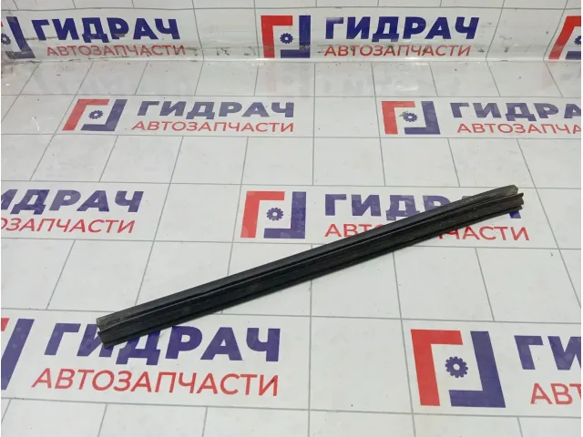 Уплотнитель стекла заднего левого Mercedes-Benz M-класс A1637300324