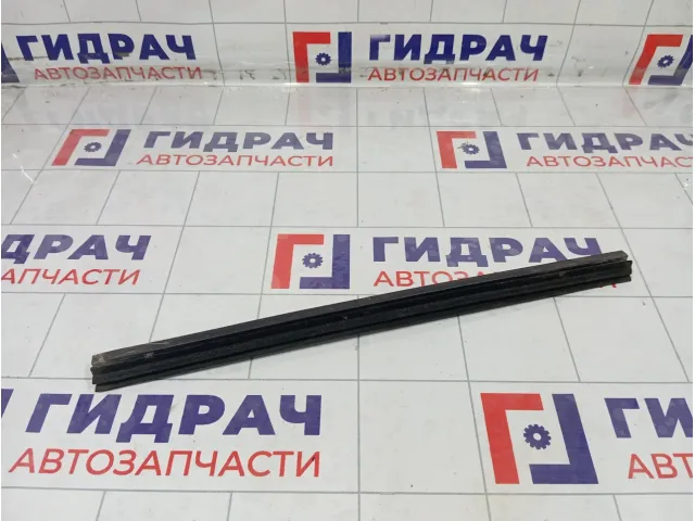 Уплотнитель стекла заднего правого Mercedes-Benz M-класс A1637300424