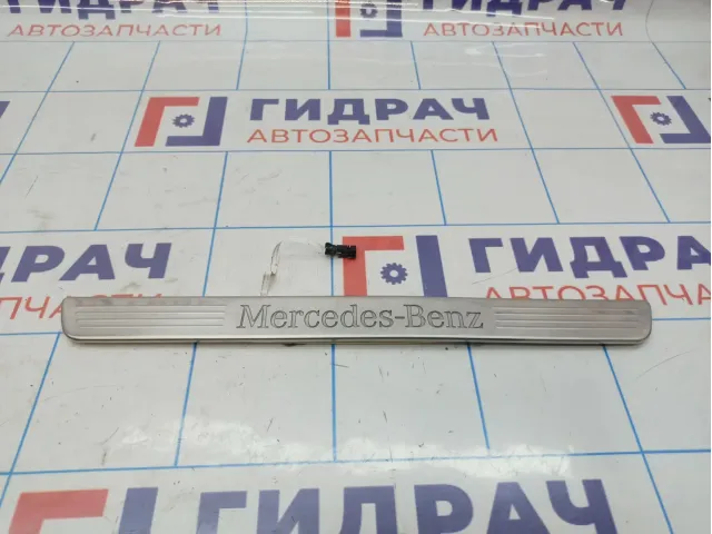 Накладка порога внутренняя передняя левая Mercedes-Benz CLA 200 (C117) 2466805300. Трещина.