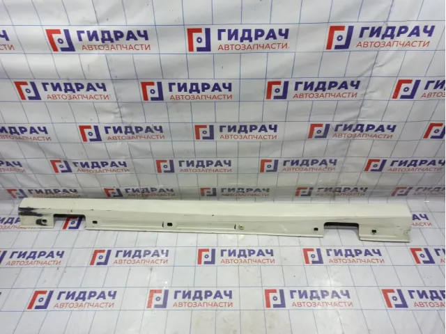 Накладка порога левого наружная Mercedes-Benz CLA 200 (C117) 24669802549999. Царапины.