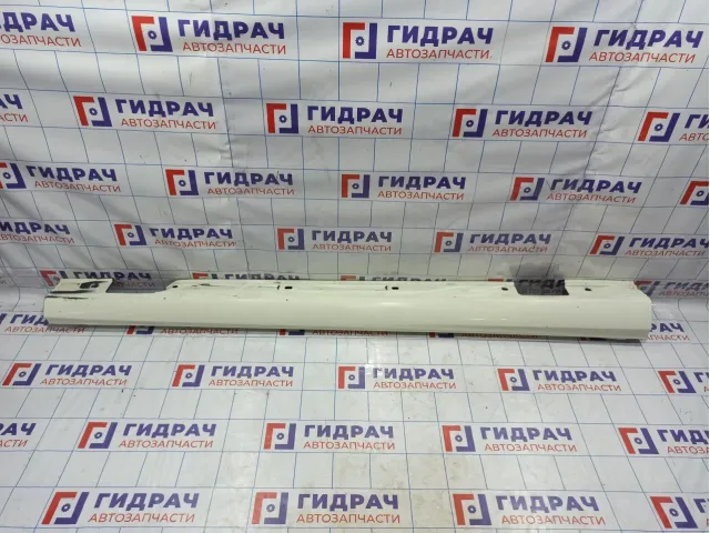 Накладка порога правого наружная Mercedes-Benz CLA 200 (C117) 24669806549999. Царапины.Дефект.