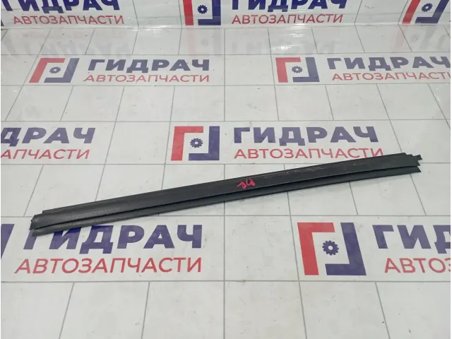 Уплотнитель стекла заднего правого Mercedes-Benz GL (X166) 1667351265