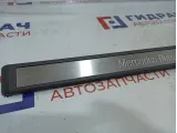 Накладка порога передняя левая Mercedes-Benz W211 2116801335. Внутренняя.