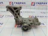 Ролик-натяжитель ручейкового ремня Mitsubishi ASX 1345A090. С кронштейном генератора 1801A100.