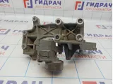 Ролик-натяжитель ручейкового ремня Mitsubishi ASX 1345A090. С кронштейном генератора 1801A100.