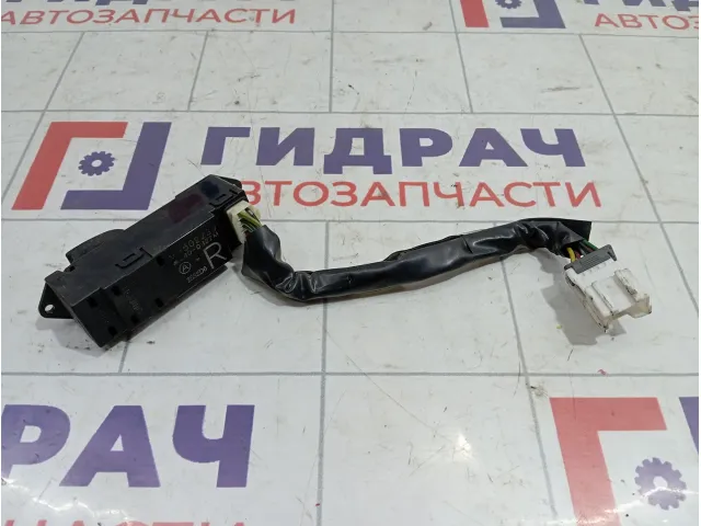 Кнопка стеклоподъемника задняя правая Mitsubishi Airtrek MR502239