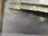 Обшивка стойки средней левой нижняя Mitsubishi Carisma MR381429