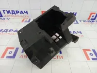 Кронштейн динамика задний правый Mitsubishi Carisma MB953372