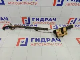 Замок двери передний левый Mitsubishi Carisma