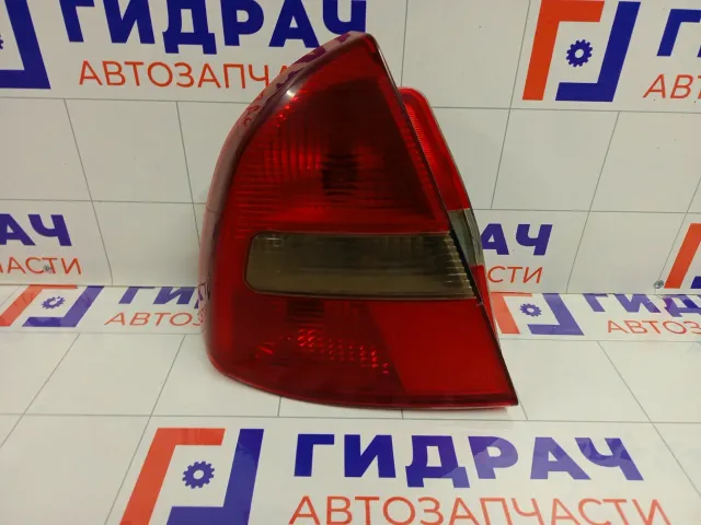 Фонарь задний наружный левый Mitsubishi Carisma