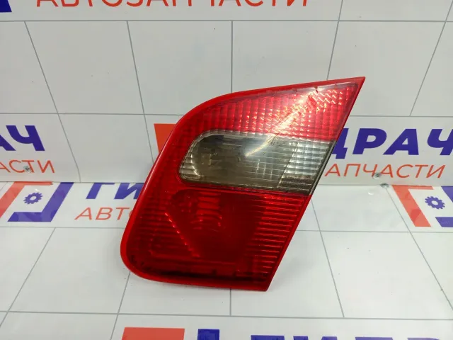 Фонарь задний внутренний правый Mitsubishi Carisma