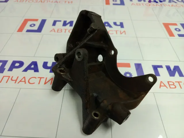 Кронштейн генератора Mitsubishi Carisma