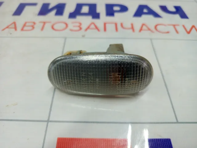 Повторитель на крыло Mitsubishi Colt MR442389