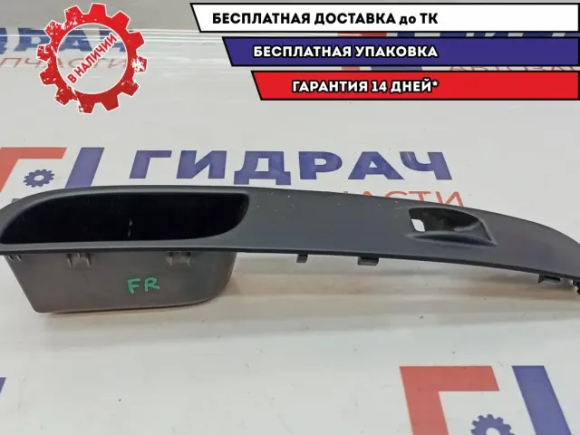 Накладка блока управления стеклоподъемниками Mitsubishi L200 7641A016XA. Передняя правая. Царапины.