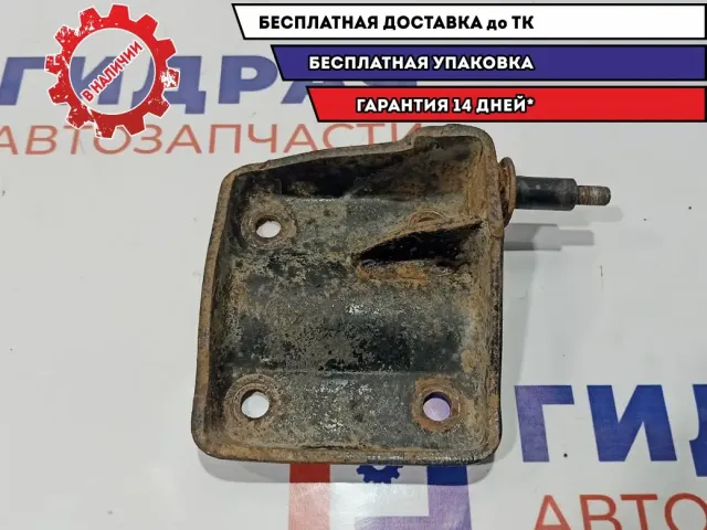 Кронштейн крепления задней рессоры Mitsubishi L200 MR992589.
