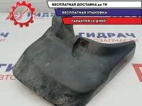 Брызговик передний правый Mitsubishi L200 MN117446. Трещина.