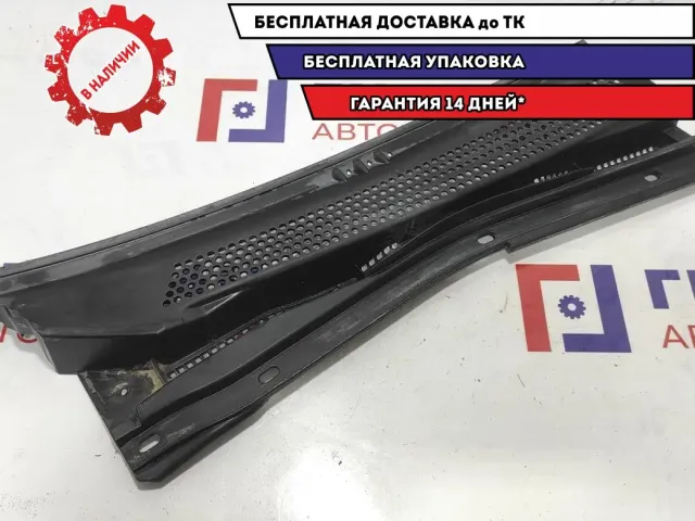 Решетка стеклоочистителя правая Mitsubishi L200 MN117710.