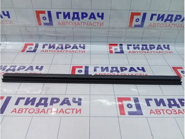 Уплотнитель стекла двери передней правой Mitsubishi Outlander 5727A009