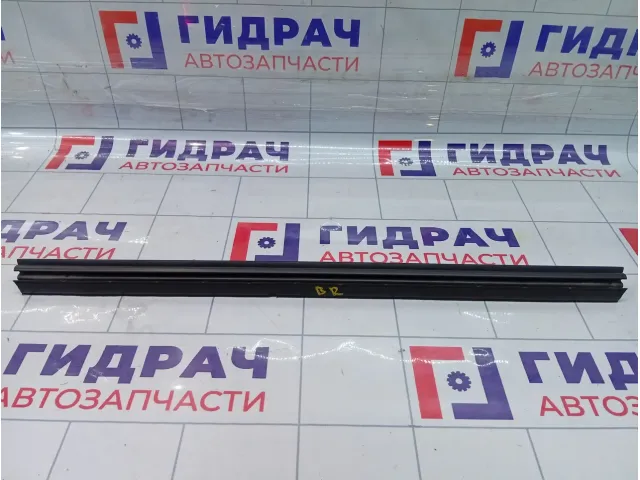 Уплотнитель стекла двери задней правой Mitsubishi Outlander 5757A005