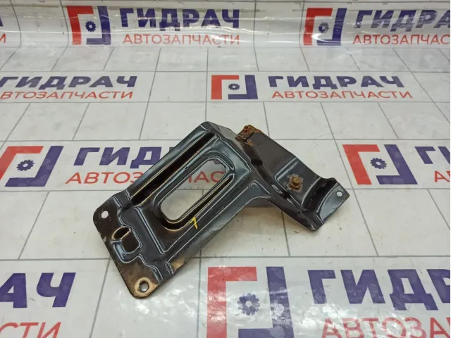 Кронштейн переднего бампера левый Mitsubishi Pajero Sport 6400F553