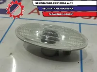 Повторитель на крыло белый Nissan Almera G15 26160-8990A.