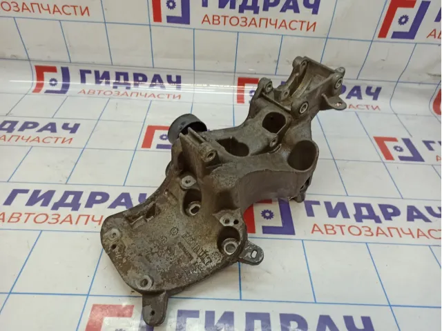 Кронштейн генератора Nissan Almera (G15) 688304373R