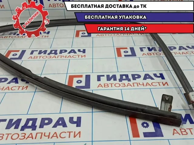 Уплотнитель стекла двери передней правой Nissan Almera Classic 80330-95F0A.