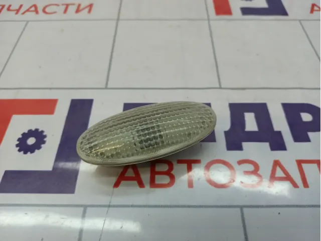 Повторитель поворота белый Nissan Almera (N16) 26160-BN40A