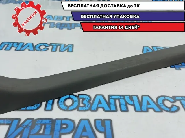 Накладка порога внутренняя передняя левая Nissan Leaf 769B53NA0A. Потертость, сломано крепление.