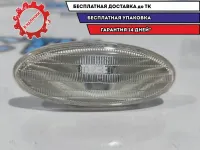 Повторитель на крыло белый Nissan Leaf 261608990A.