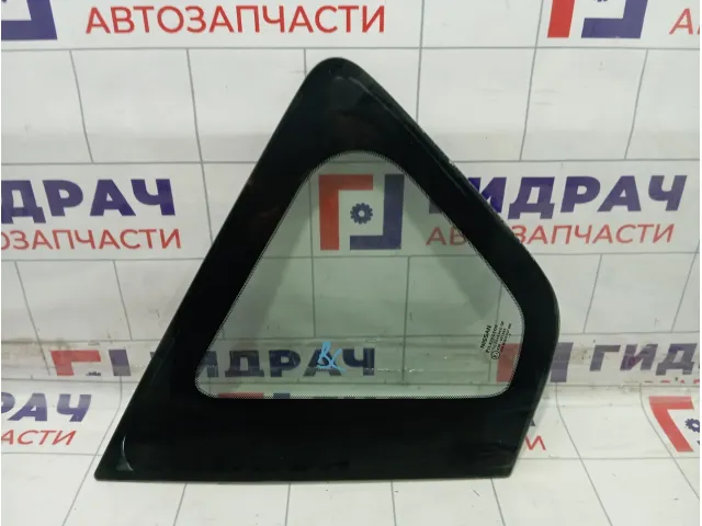 Стекло кузовное глухое (форточка) левое Nissan Note 833019U000