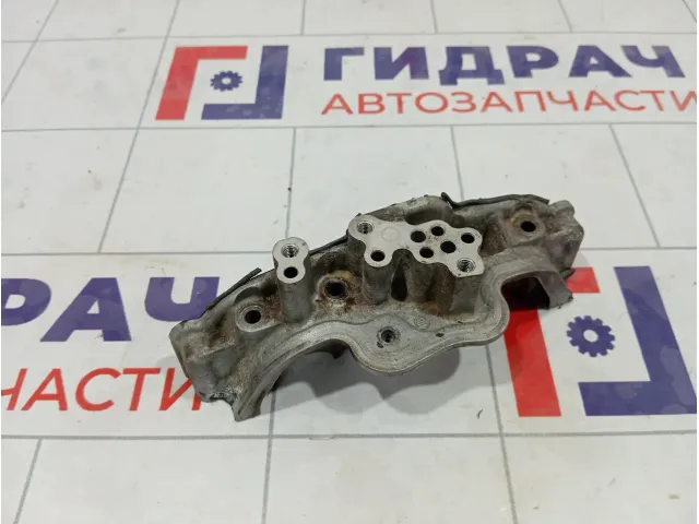 Кронштейн крепления распредвалов правый Nissan Pathfinder