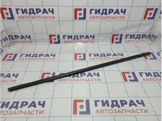 Накладка стекла переднего правого Nissan Primera (P12) 80820-AV600