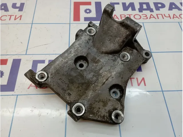 Кронштейн генератора Nissan Primera (P12) 11910-BM700