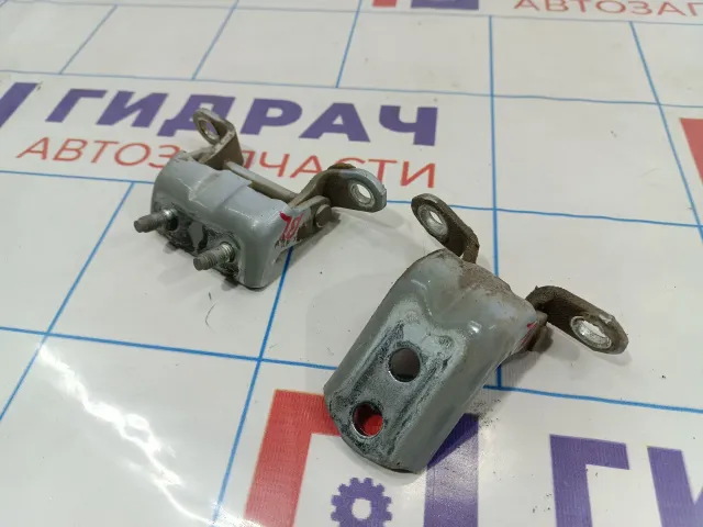 Петли двери задней левой Nissan Qashqai (J10) . Комплект.