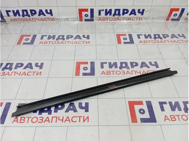 Уплотнитель стекла заднего правого Nissan Terrano