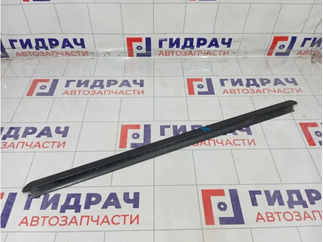 Накладка стекла переднего левого Nissan Terrano