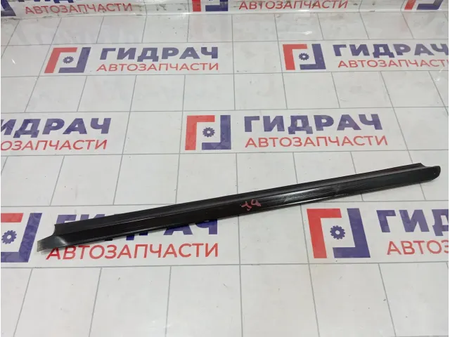 Накладка стекла заднего правого Nissan Terrano