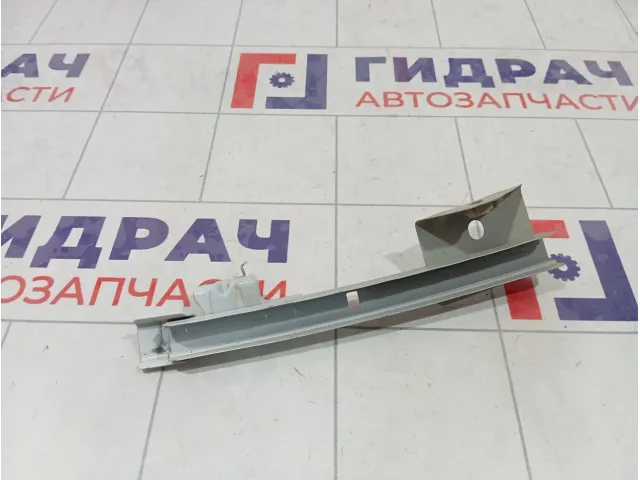 Направляющая стекла двери задней правой Nissan Terrano 822375106R