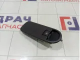 Кнопка стеклоподъемника переднего правого Nissan Terrano 809601386R