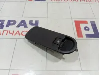 Кнопка стеклоподъемника переднего правого Nissan Terrano 809601386R