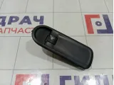 Кнопка стеклоподъемника переднего правого Nissan Terrano 809601386R