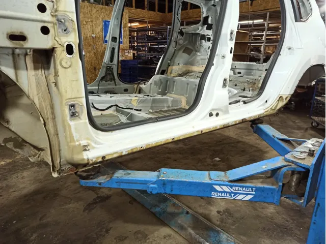 Порог со стойкой левый Nissan Terrano