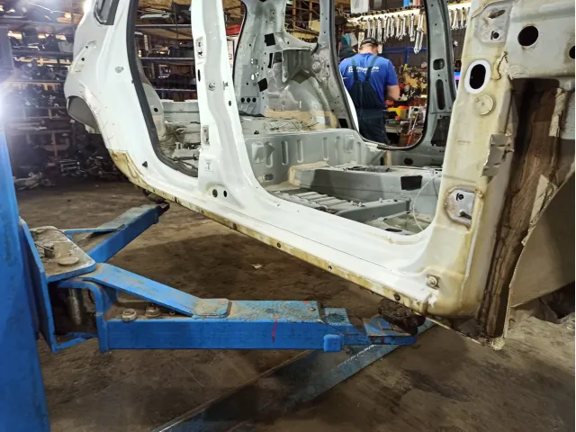 Порог со стойкой правый Nissan Terrano