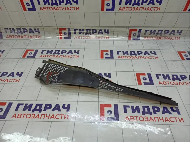 Решетка под лобовое стекло (Жабо) левая Nissan Terrano 8200825457