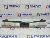 Обшивка багажника Nissan X-Trail (T31) 84992-JG40A. На заднюю панель. Вмятина, царапины, сломано крепление.