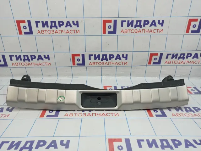 Обшивка багажника Nissan X-Trail (T31) 84992-JG40A. На заднюю панель. Вмятина, царапины, сломано крепление.